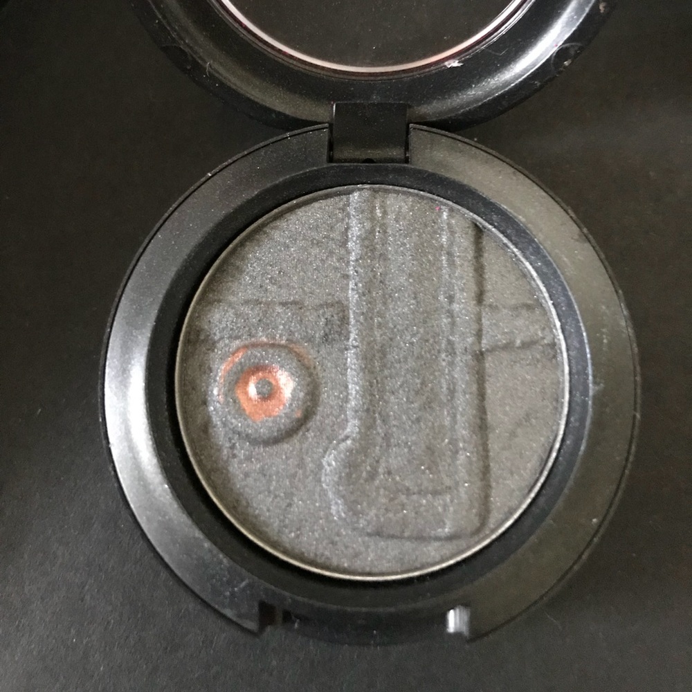 MAC Large e/s in Stovepipe Black. NEVER USED!